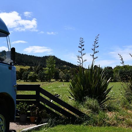 Evi The School Bus At Oromahoe Downs Farm Puketona Exteriör bild