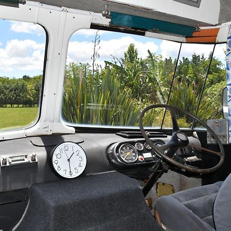 Evi The School Bus At Oromahoe Downs Farm Puketona Exteriör bild
