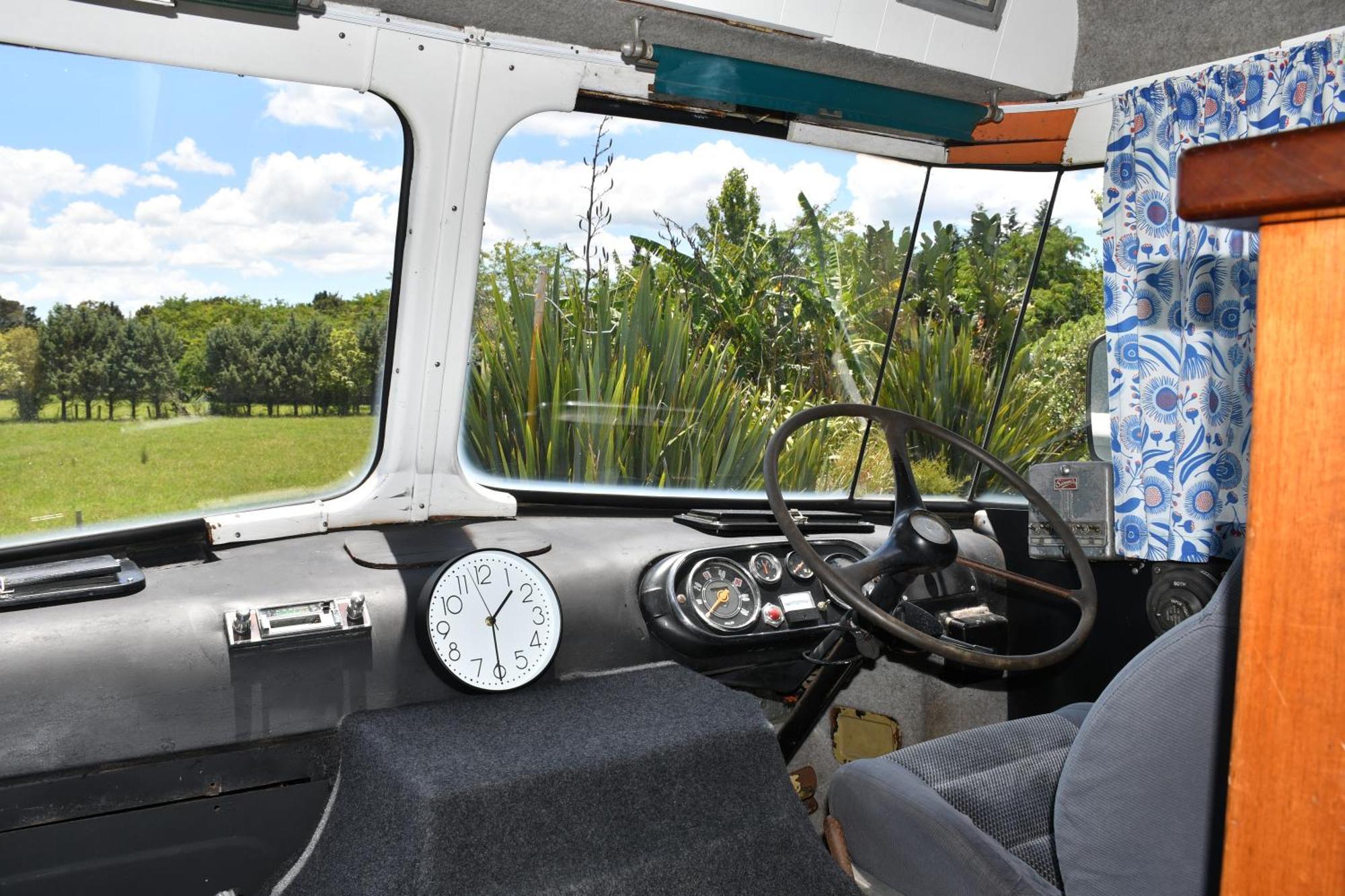 Evi The School Bus At Oromahoe Downs Farm Puketona Exteriör bild