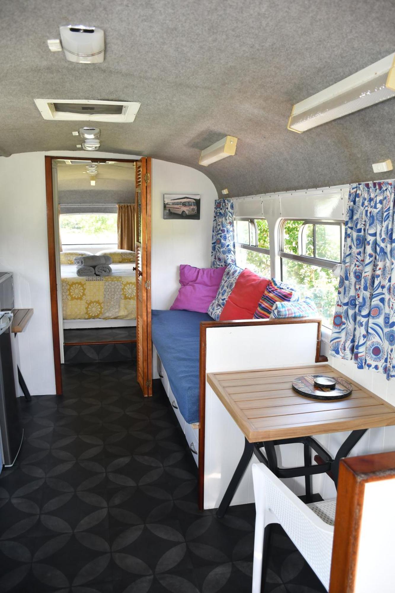 Evi The School Bus At Oromahoe Downs Farm Puketona Exteriör bild