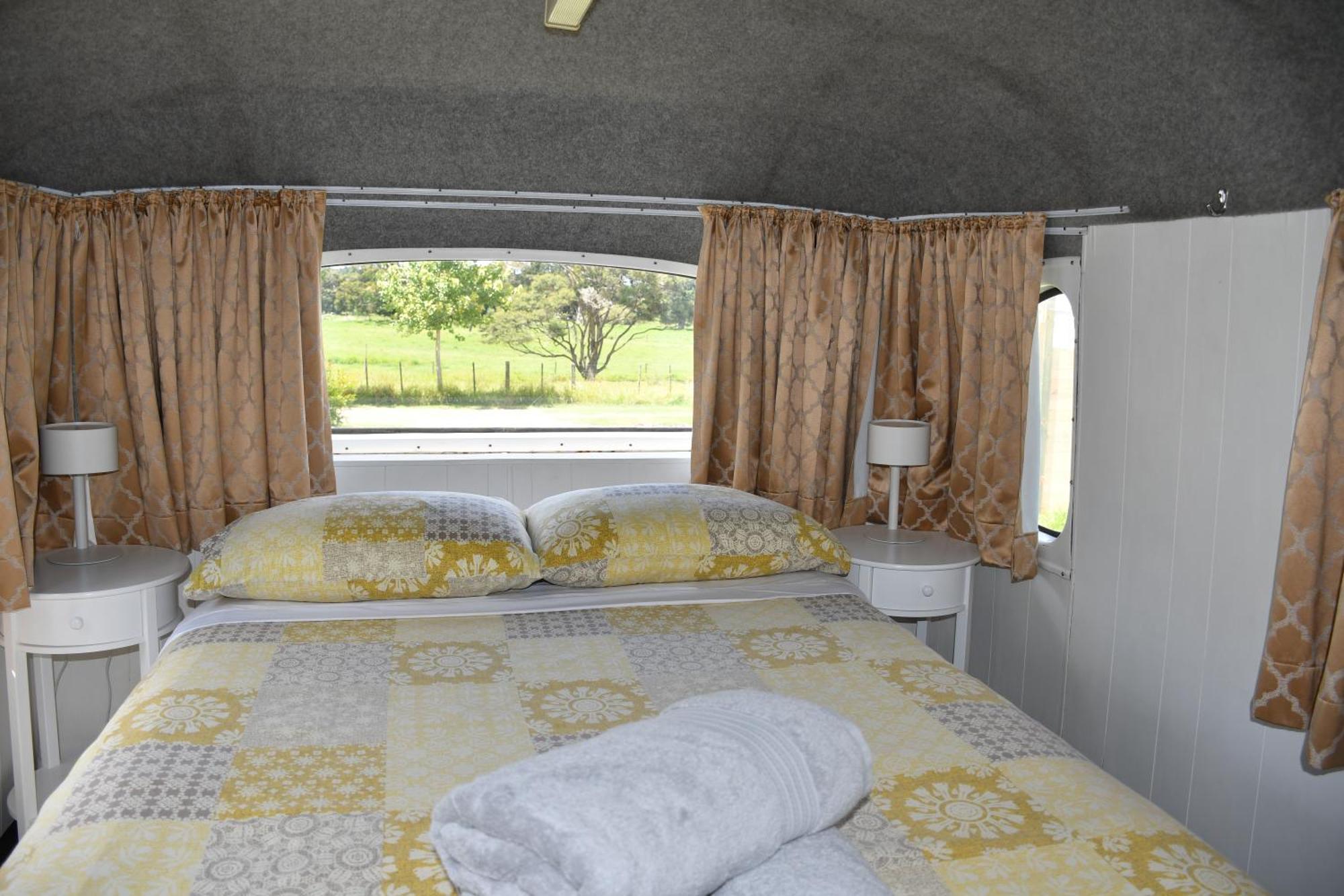 Evi The School Bus At Oromahoe Downs Farm Puketona Exteriör bild