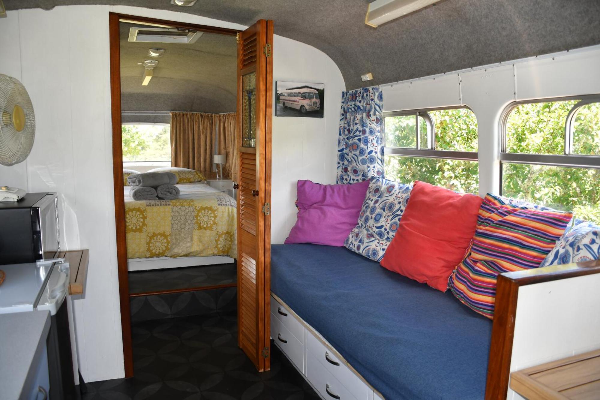 Evi The School Bus At Oromahoe Downs Farm Puketona Exteriör bild