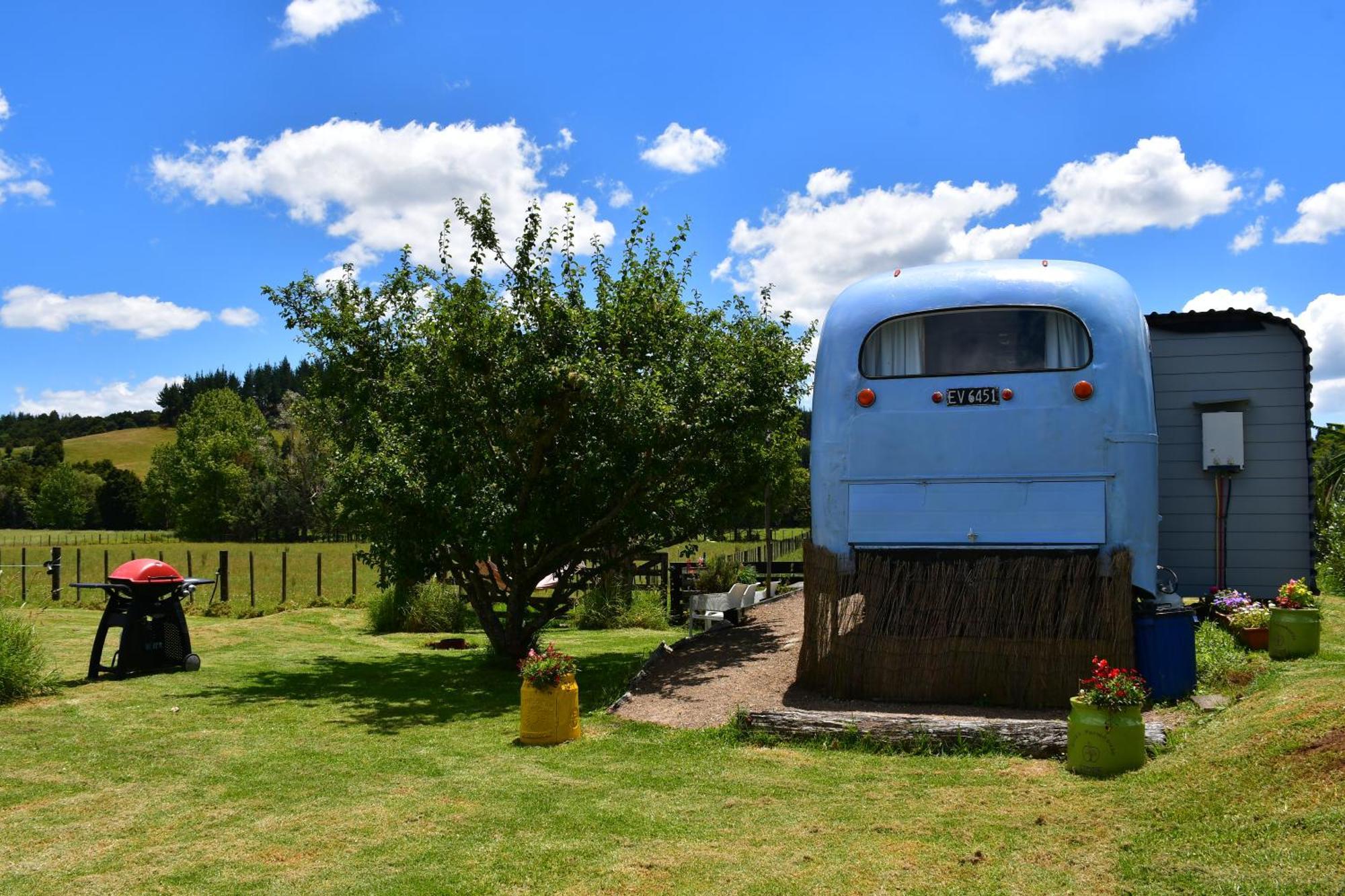 Evi The School Bus At Oromahoe Downs Farm Puketona Exteriör bild