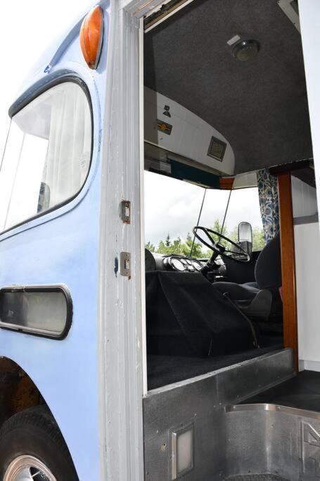 Evi The School Bus At Oromahoe Downs Farm Puketona Exteriör bild