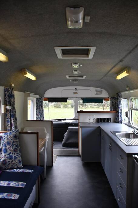 Evi The School Bus At Oromahoe Downs Farm Puketona Exteriör bild