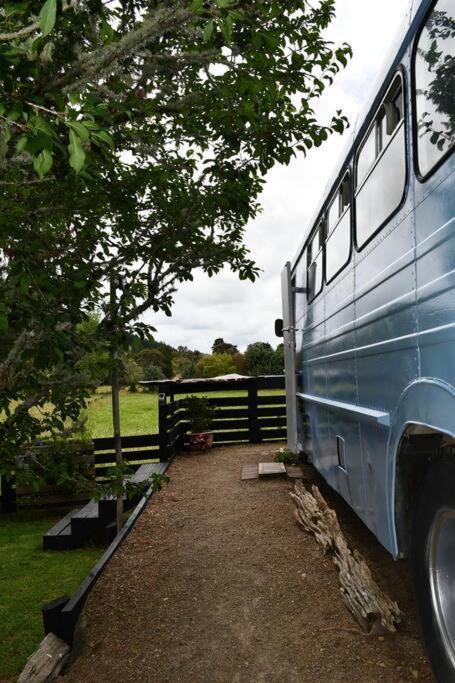 Evi The School Bus At Oromahoe Downs Farm Puketona Exteriör bild