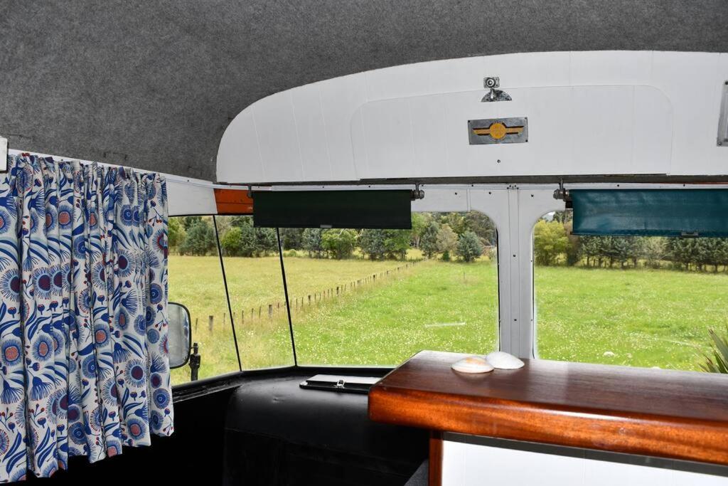 Evi The School Bus At Oromahoe Downs Farm Puketona Exteriör bild